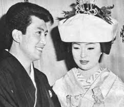 1966年3月に最初の妻の巳智子と結婚