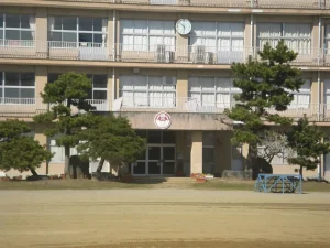 いわき市立錦小学校に通っていた伊東美咲の幼少期