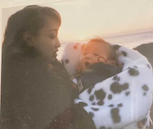 一人っ子として受けた家族の愛と幼少期エピソード