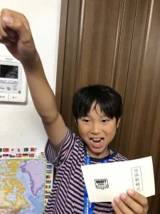 三男の悠氏は11歳年下
