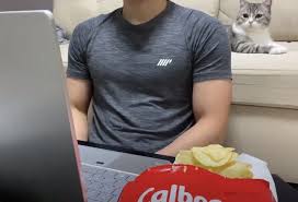 飼い主の年齢はいくつ？20代後半〜30代説の根拠